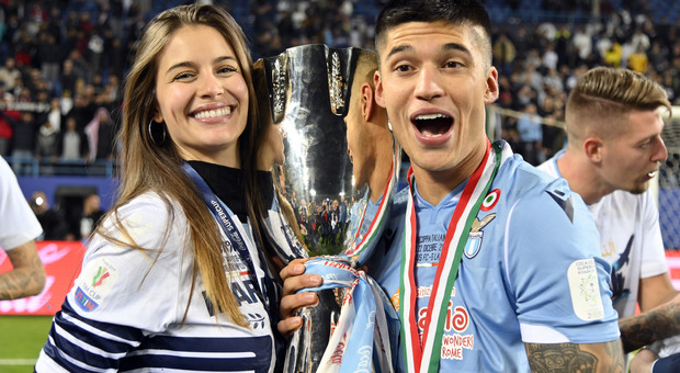 Correa con la sua fidanzata durante la festa in campo per la Supercoppa (foto ROSI)