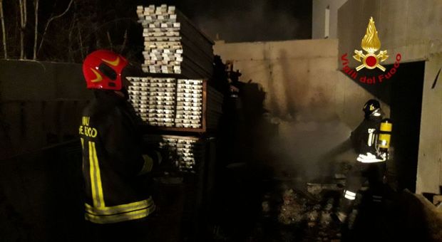 L'opera di spegnimento dei pompieri ieri sera a Cassola