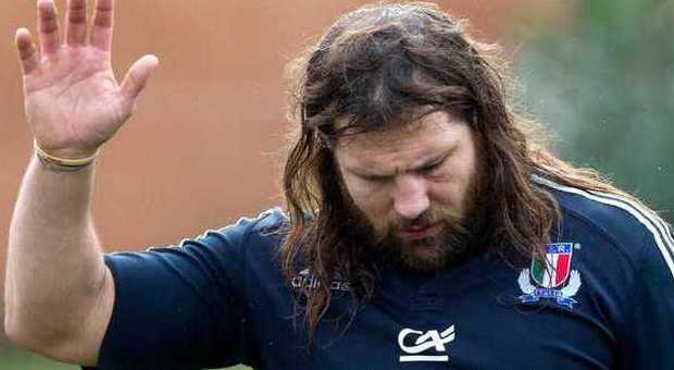 Cane azzanna al volto Castrogiovanni, il pilone di rugby ha 14 punti: salta la gara con la Scozia