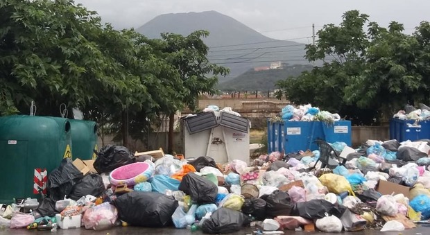 Cartoline della vergogna dal Vesuvio: la vista panoramica è sui rifiuti