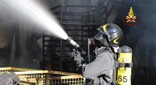 Incendio devasta azienda di verniciatura industriale: tutti evacuati