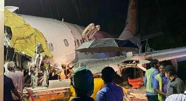 India, aereo si spezza in due durante l'atterraggio. Era partito da Dubai. Almeno 20 morti e 123 feriti. Salvo bimbo di un anno