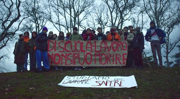 «Scuola-lavoro, non ci sentiamo ascoltati», gli studenti scendono in piazza per ricordare Lorenzo