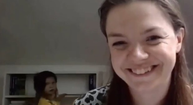 Incidenti da smart-working: la figlia irrompe nel collegamento della mamma con la BBC VIDEO