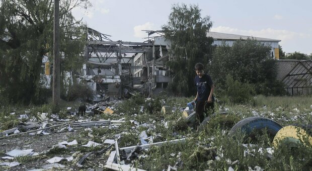 Bombardato impianto chimico a Severodonetsk: dentro 800 civili. «Futuro del Donbass si decide qui»