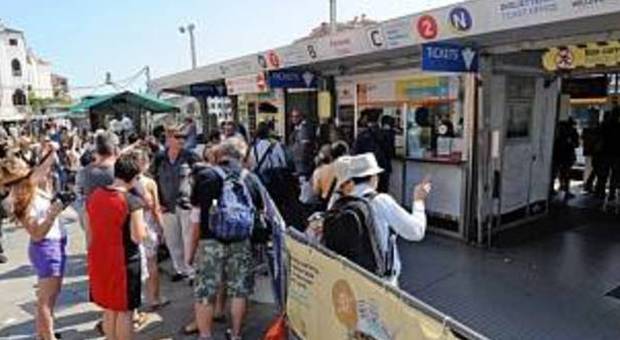 Biglietti Actv riciclati per i turisti: 2 dipendenti licenziati per truffa