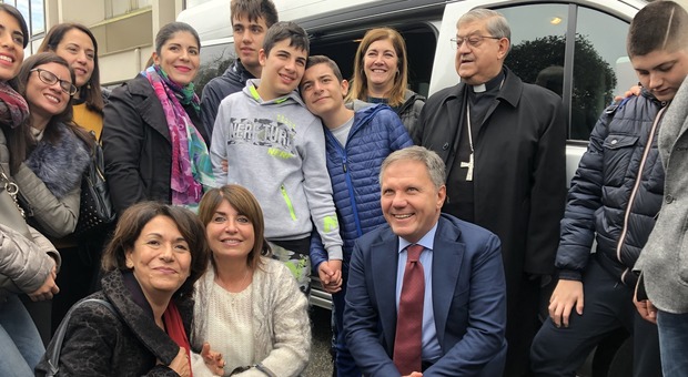 Il cardinale Sepe dona ai ragazzi autistici il minibus acquistato con l'asta di Natale