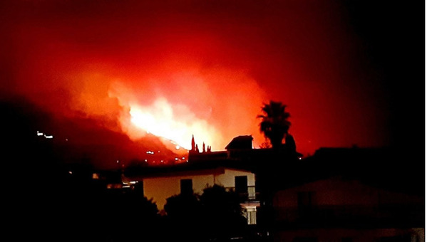 Palermo, incendio ad Altofonte: 400 evacuati. Il sindaco: «Situazione gravissima»
