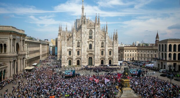 Milano saluta Berlusconi: al funerale cori da stadio, lacrime e applausi