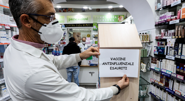 Covid a Napoli, esaurite le scorte di vaccini anti-influenzali: i 50enni restano fuori