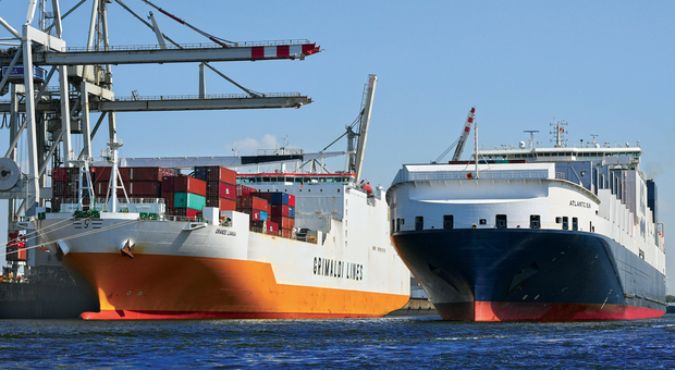 Due navi del gruppo Grimaldi: la Grande Luanda e l'Atlantic Sun