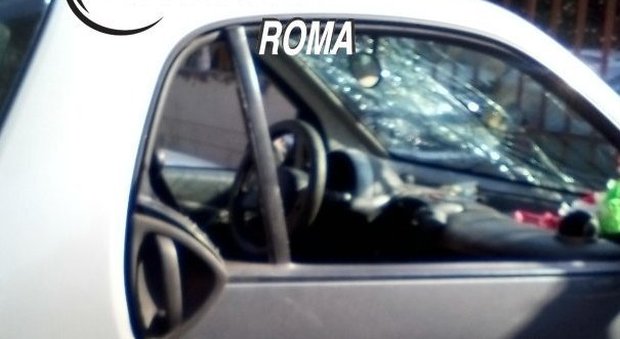 Roma, distrugge l'auto della ex fidanzata e la chiama: «Ora ti brucio casa». Arrestato, aveva una bottiglietta d'alcol in macchina