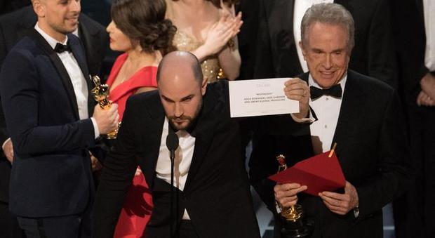 Oscar, licenziate due persone per l'errore sul miglior film: consegnata busta sbagliata