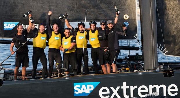 l'equipaggio di SAP Extreme Sailing Team con al centro il napoletano Pierluigi De Felice