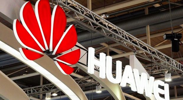 Huawei, vendite all'estero di smartphone crollano del 40%
