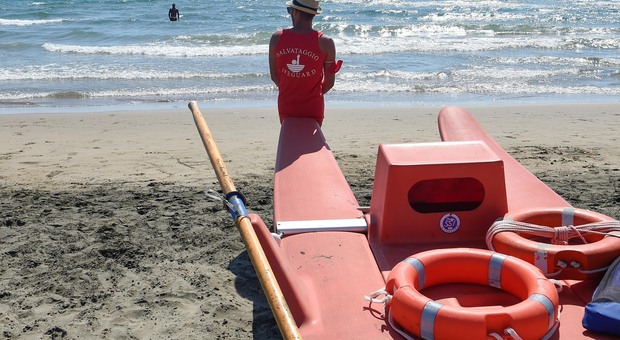 Paura in spiaggia, bagnino positivo: contagio da una persona di rientro dalla Spagna Chiusi lidi