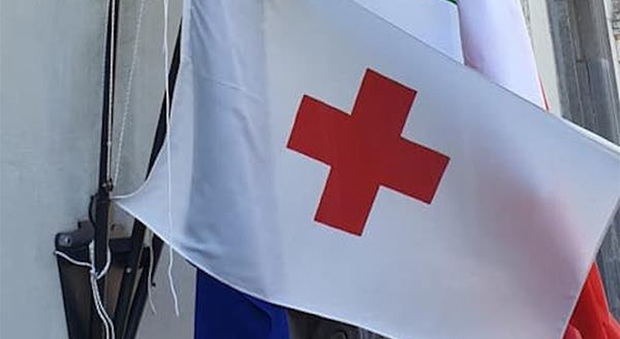 Orvieto. Giornata mondiale della Croce Rossa e Mezzaluna Rossa, la bandiera esposta sulla facciata del Palazzo Comunale