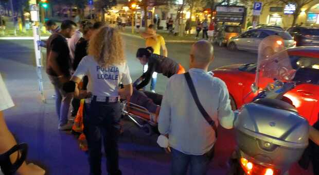 Incidente stradale sui viali della città: scooter travolto da auto. Donna finisce in ospedale
