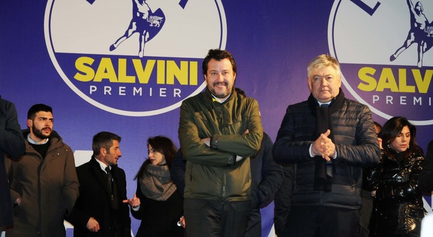 Matteo Salvini e Umberto Fusco sul palco in piazza del Plebiscito