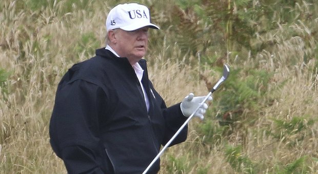 Trump, la passione per il golf costa agli americani 115 milioni di dollari: oltre 220 giorni sul green