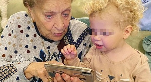 Chiara Ferragni, Leone e la tenera foto con la nonna di Fedez. Ma i fan notano un dettaglio: «Non è possibile...»