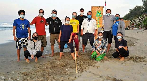 Il gruppo di volontari che ha aiutato le ultime 20 tartarughe ad emergere in fretta, prima della mareggiata