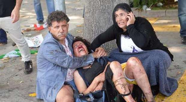 Ankara, abbraccia la moglie dopo la morte della figlia: morto anche l'uomo della foto simbolo