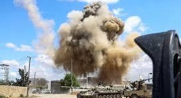 Libia, raid su collegio militare di Tripoli: almeno 28 morti. Haftar: «Le vittime sono 70»