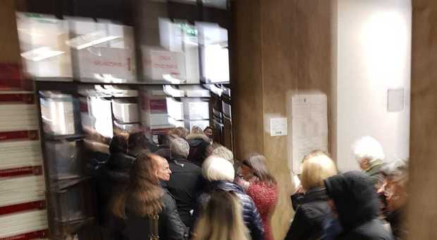 Roma, caos anagrafe. Bordoni: «Centinaia di persone in fila per ore. Una vera bolgia»