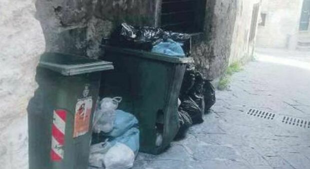 Prigionieri dei rifiuti dal centro di Salerno alle periferie: «Siamo murati in casa»