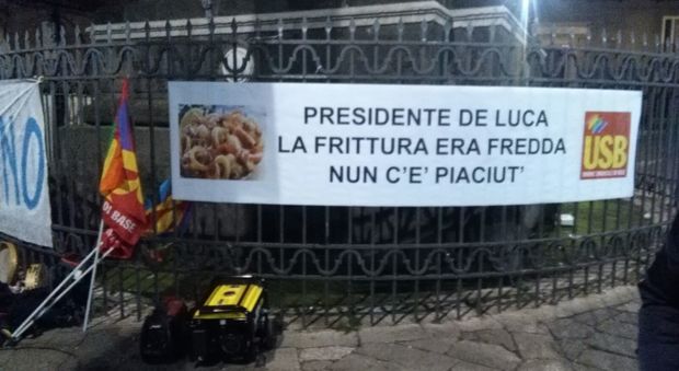 Referendum, striscione ironico a De Luca: che brutta la frittura