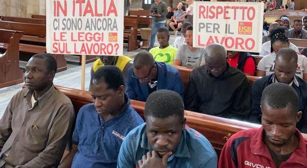 Migranti, i braccianti stranieri occupano la Basilica di San Nicola: «Ci sfruttano»