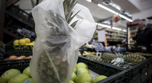 Buste di plastica vietate nei supermercati: multe di 20mila euro