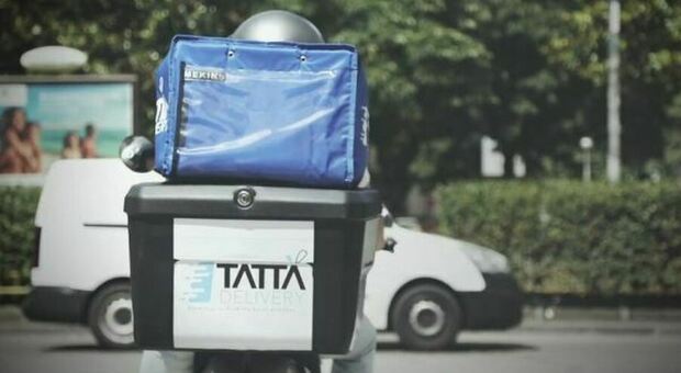 Un guaglione di Tà-Ttà Delivery in sella a uno scooter mentre effettua una consegna