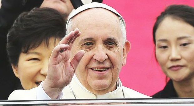 Papa Francesco in Corea del Sud per 5 giorni. Pyongyang spara missili in mare