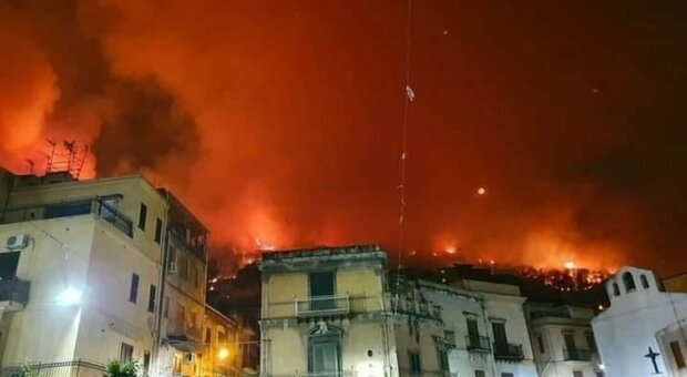 Palermo, incendio a Altofonte: 400 persone evacuate, le fiamme minacciano le case