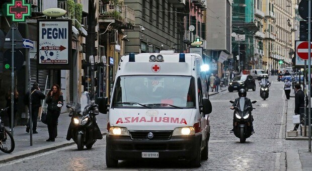 Napoli, uomo muore d'infarto: aggrediti i sanitari dell'ambulanza