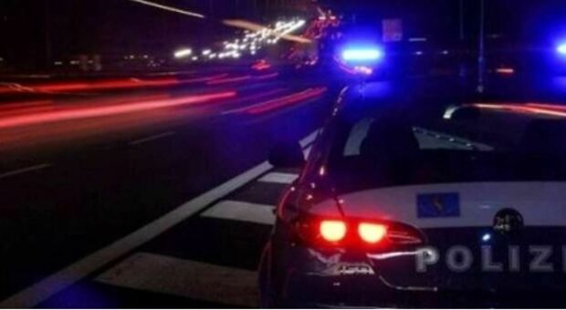 Ancona, accosta l'auto in modo anomalo: ubriaco al volante, denunciato e patente ritirata