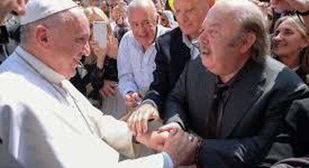 Papa Francesco si scopre fan di Lino Banfi: «Lei è una persona speciale»