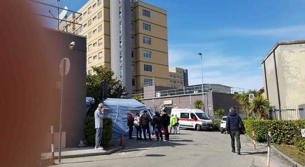 Pescara, paziente si lancia dal settimo piano dell'ospedale: pensava di avere il Covid