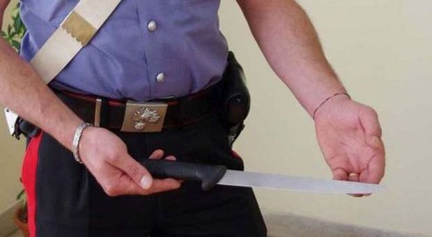 Il coltello usato dalla donna per colpire il compagno (Foto di Luciano Sciurba)