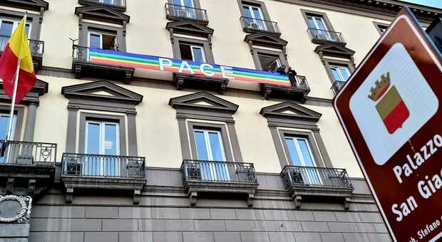 Ucraina, sul balcone di Palazzo San Giacomo di Napoli spunta lo striscione per la pace