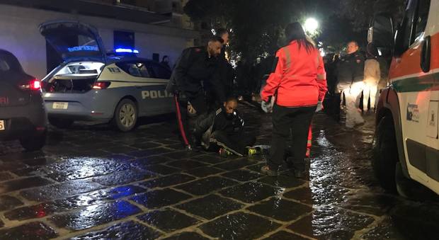 Prega steso sui binari, marocchino aggredisce il poliziotto: in manette