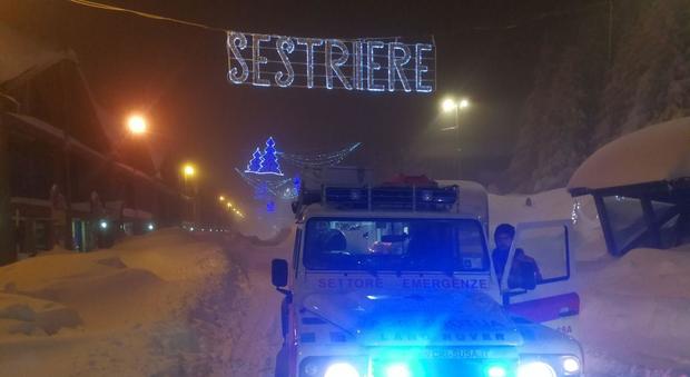 Due metri di neve al Sestriere, strada liberata durante la notte