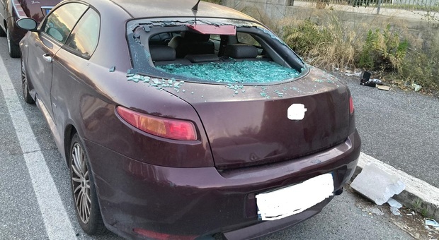 Roma, auto degli autisti Tpl distrutte nel parcheggio vicino al deposito. Fdi: «Raggi, operato deficitario»