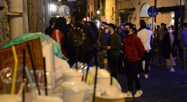 Primo maggio a Napoli con la movida in strada nonostante il coprifuoco: «Vogliamo tornare a vivere»