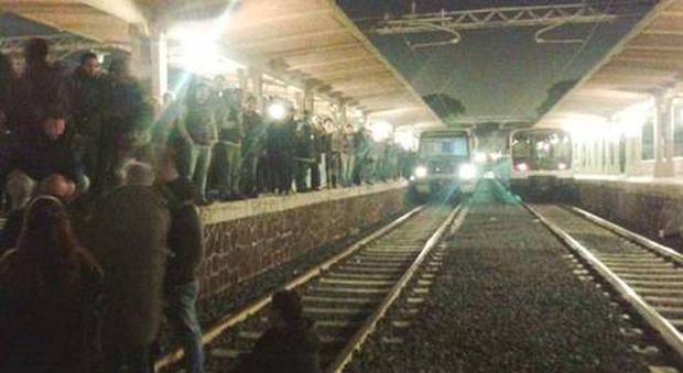 Roma-Lido, il treno è in ritardo, calci e pugni alla macchinista donna