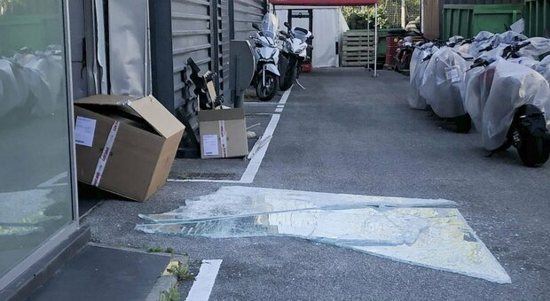 Roma, la banda della spaccata sfonda la vetrina e ruba le bici elettriche: colpo da 10mila euro al Foro Italico