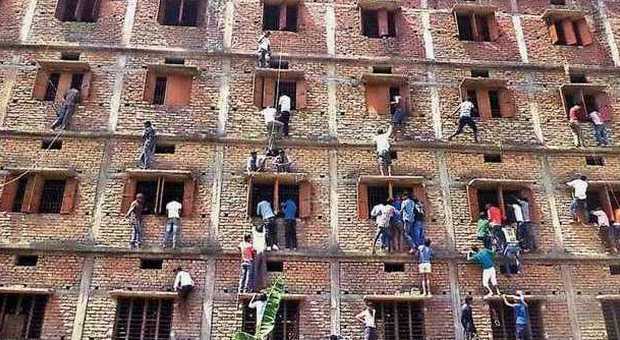 India, a scuola c'è l'esame: i genitori si arrampicano sulle pareti per suggerire ai figli