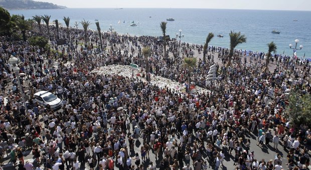 Nizza, minuto di slenzio per le vittime e applausi ai soccorritori sulla Promenade: fischi all'arrivo delle autorità